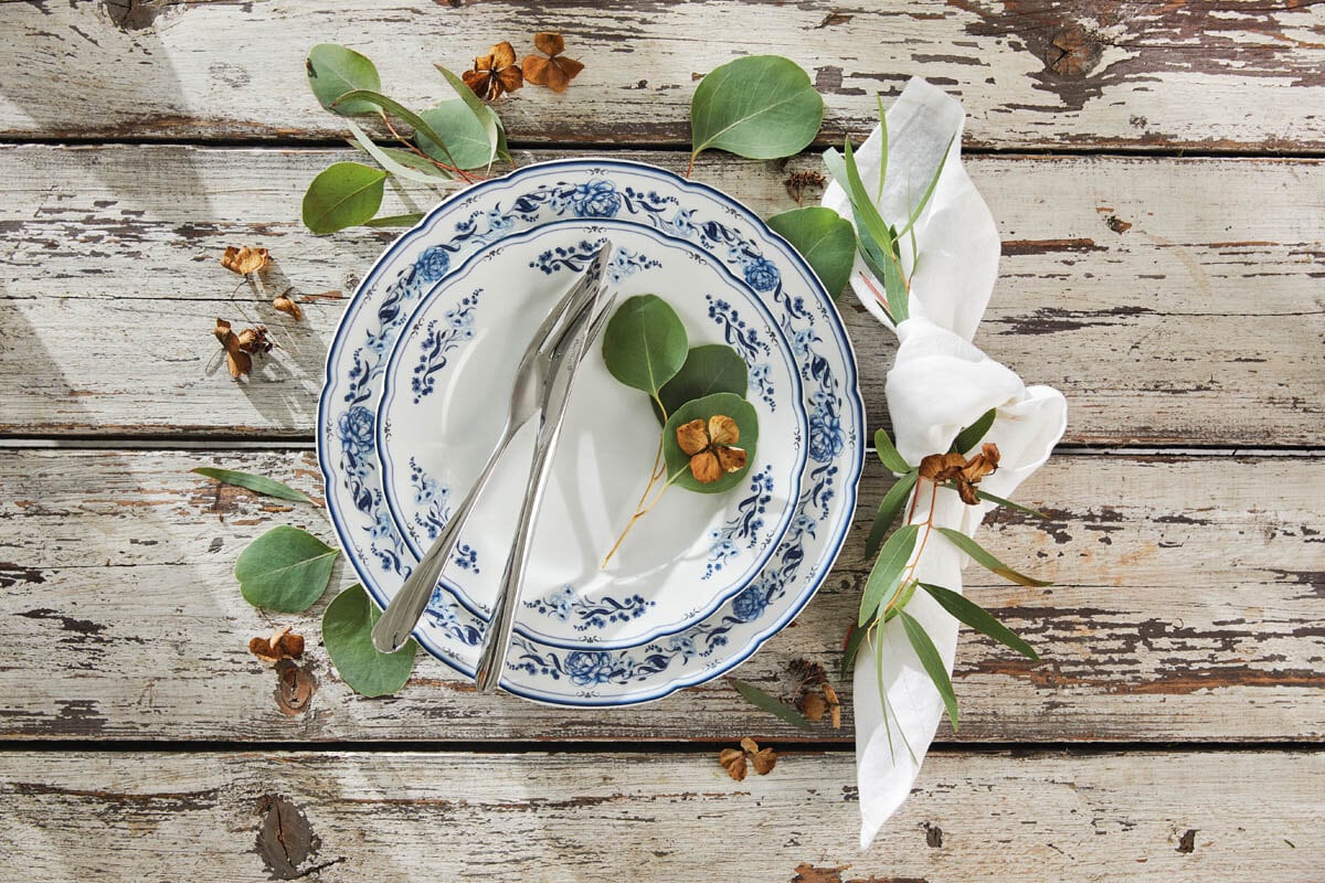 Aspvik tablesetting with dinnerplate and cakeplate