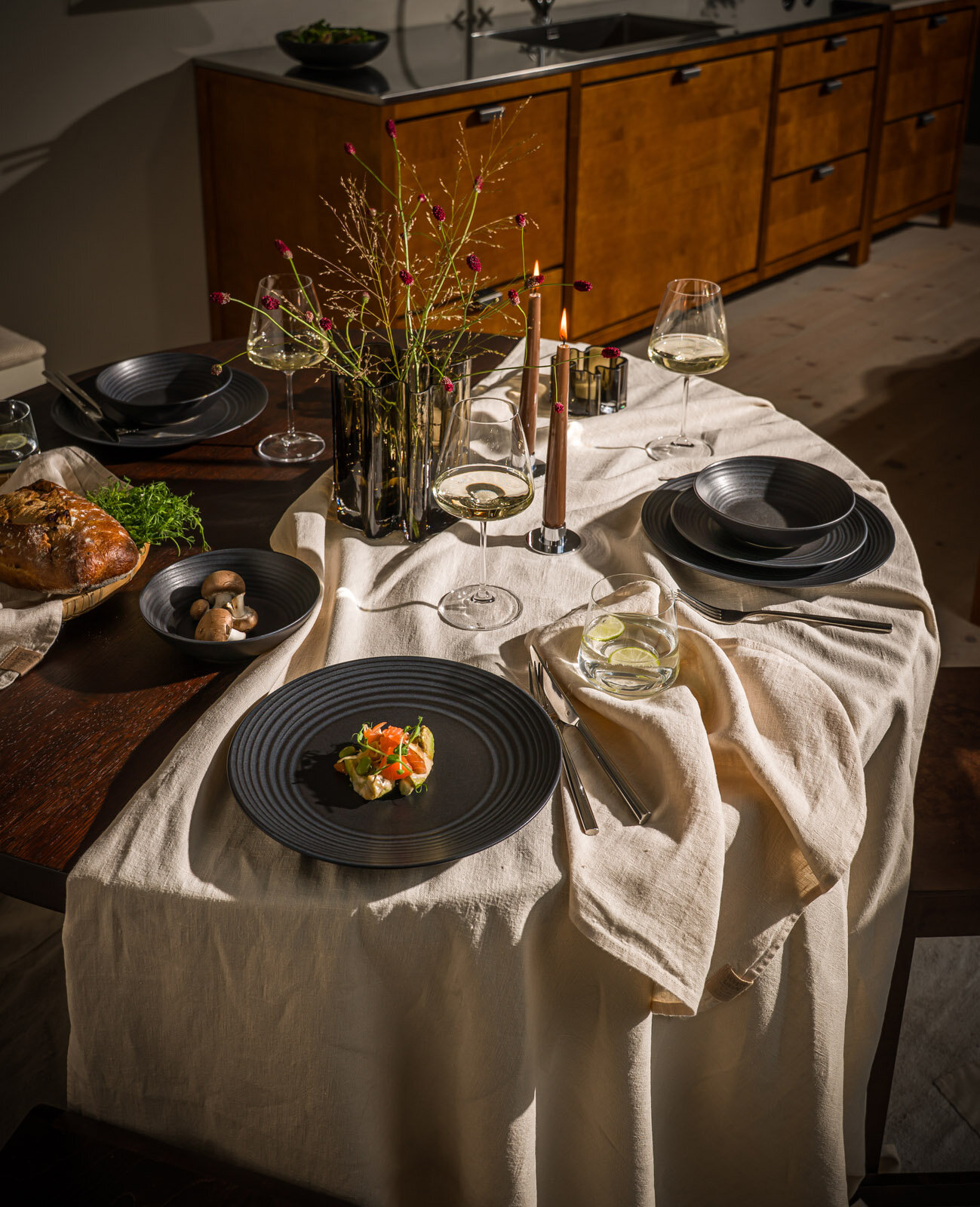 Scene black tableware