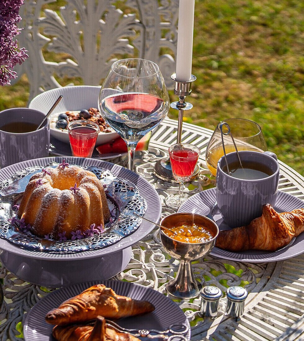 Frokostbord med to røde morgenshots