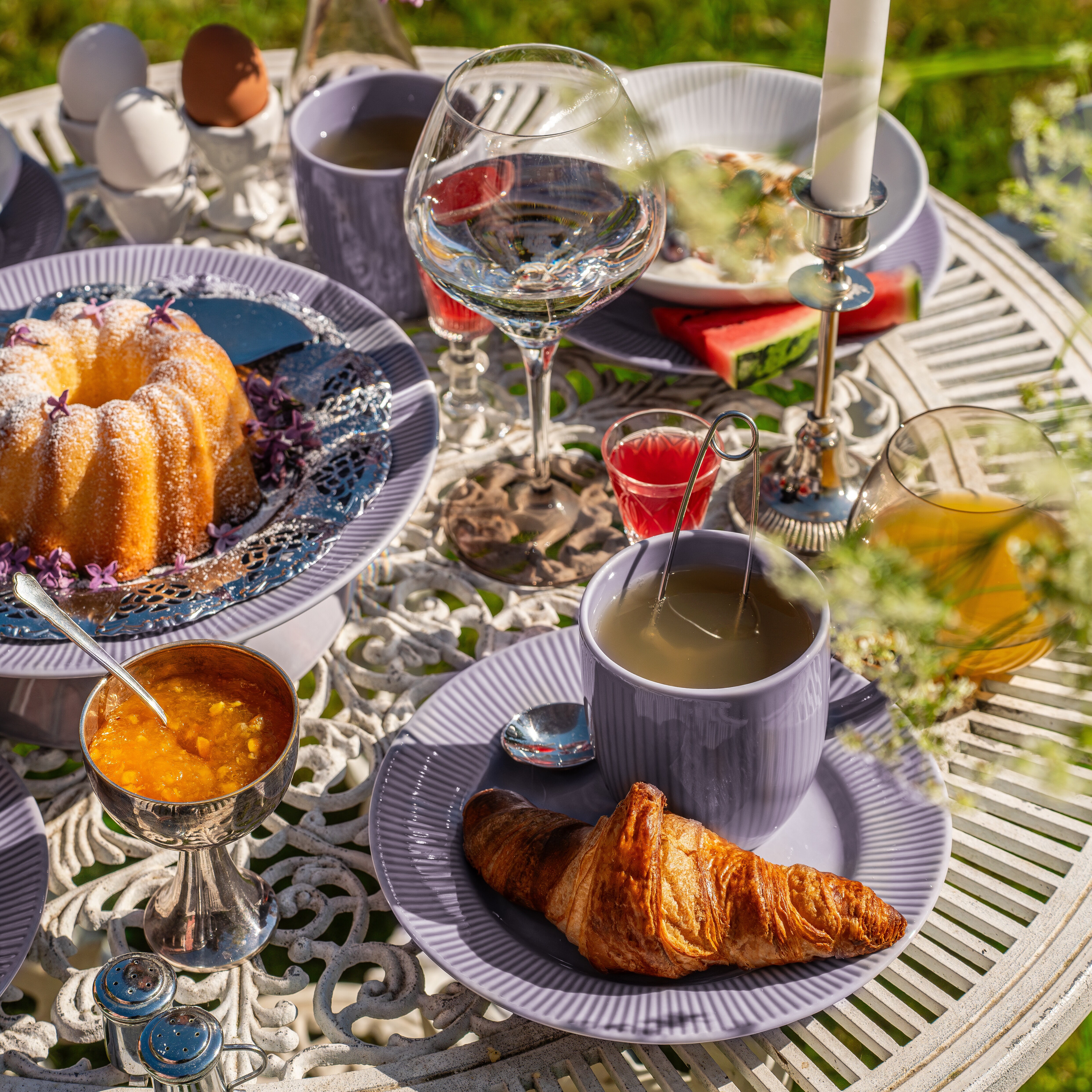 Nærbilde av croissant og te servert på Nordic Dawn Lyng