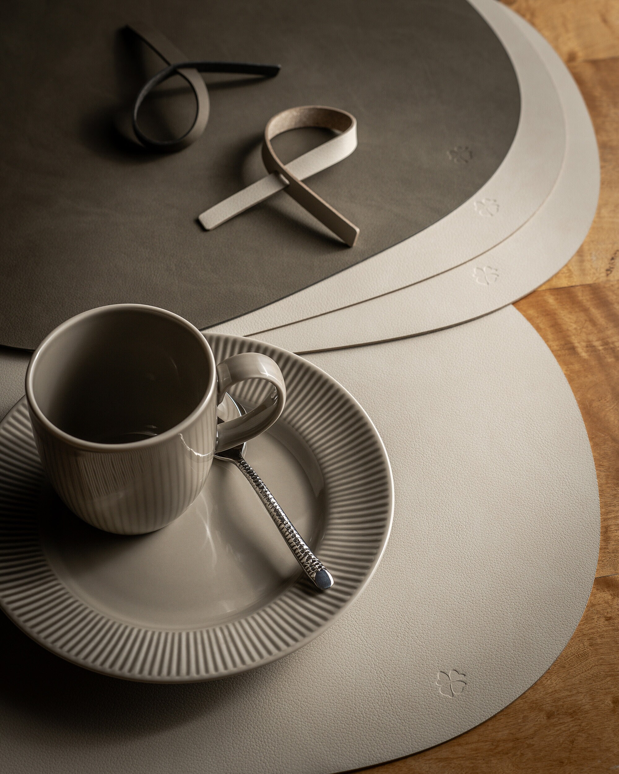 Dine bordstabletter med Nordic Dawn mugg och assiett.