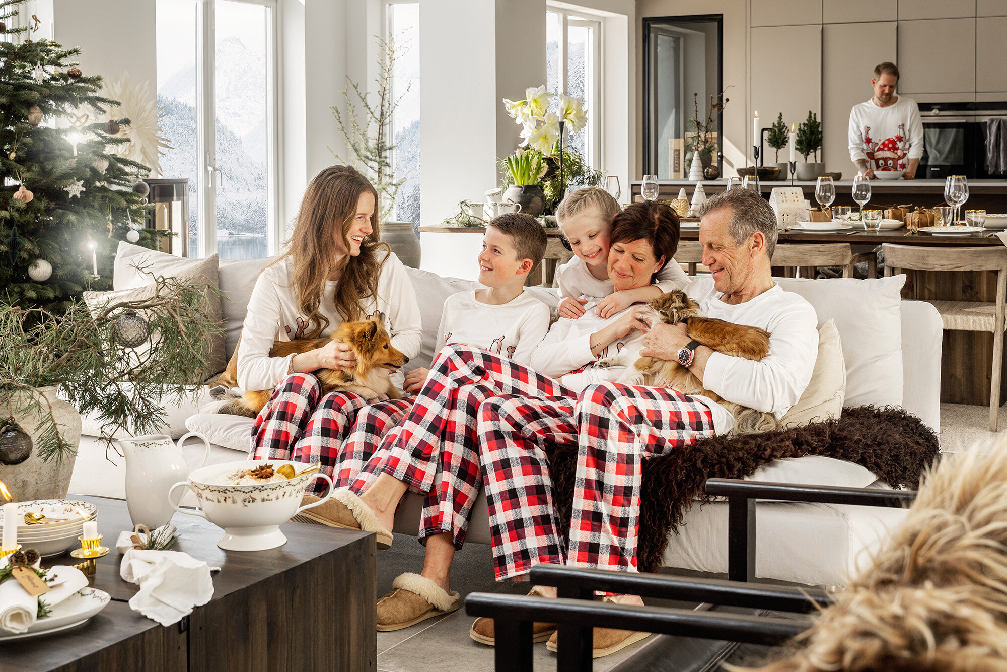 En familj som sitter i en soffa
