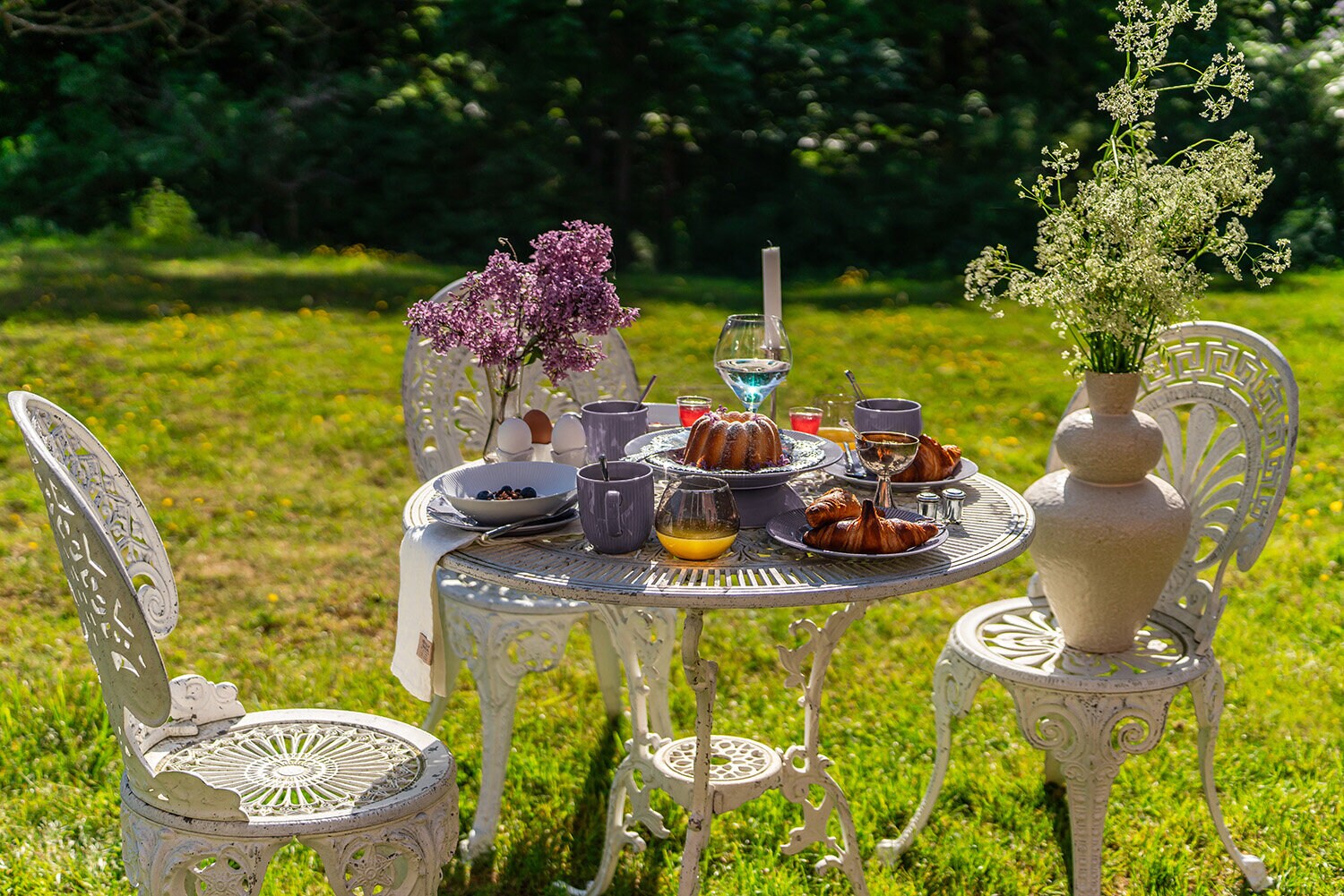 Herlig frokostbord med formkake, croissanter og te, servert på serviset Nordic Dawn Lyng. Blomster i Studio vase.