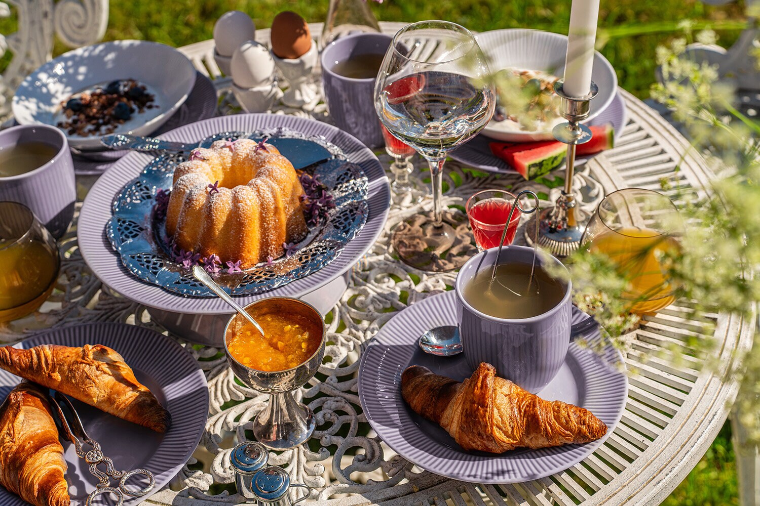 Herlig frokostbord med formkake, croissanter og te, servert på serviset Nordic Dawn Lyng.