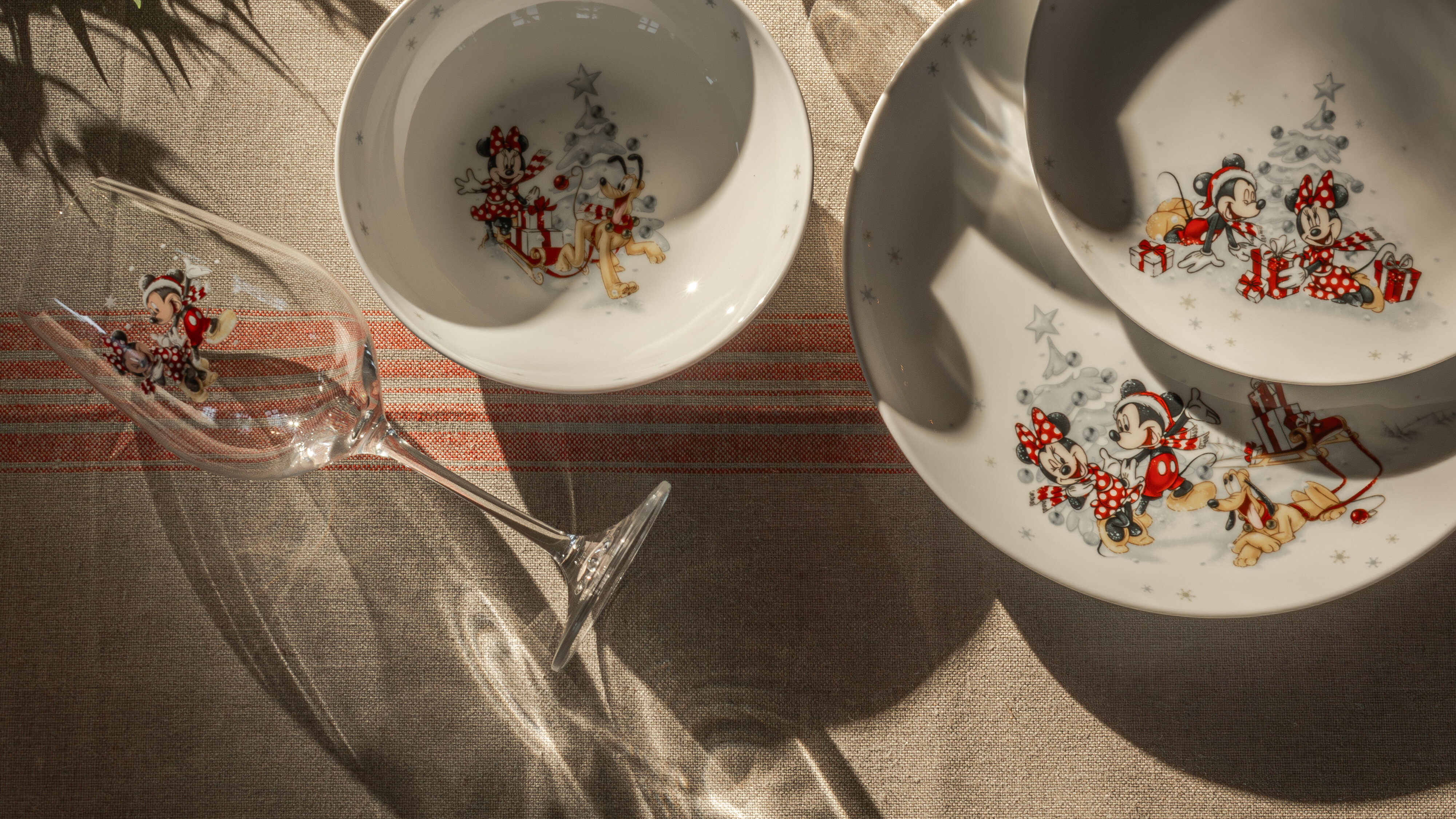 Disney Vinter plates and glasses with Mickey Mouse