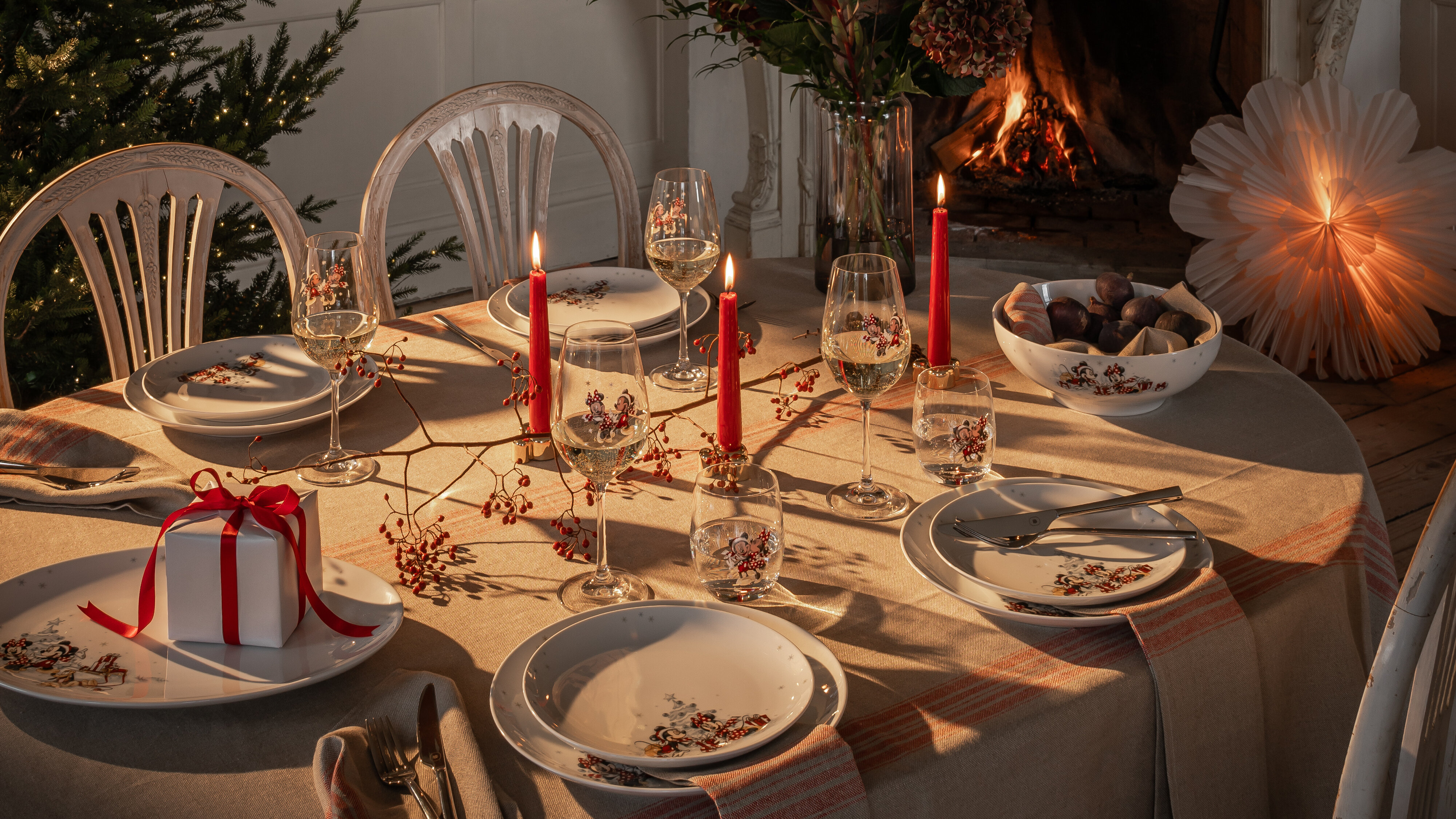 Disney Vinter plates and glasses with Mickey Mouse