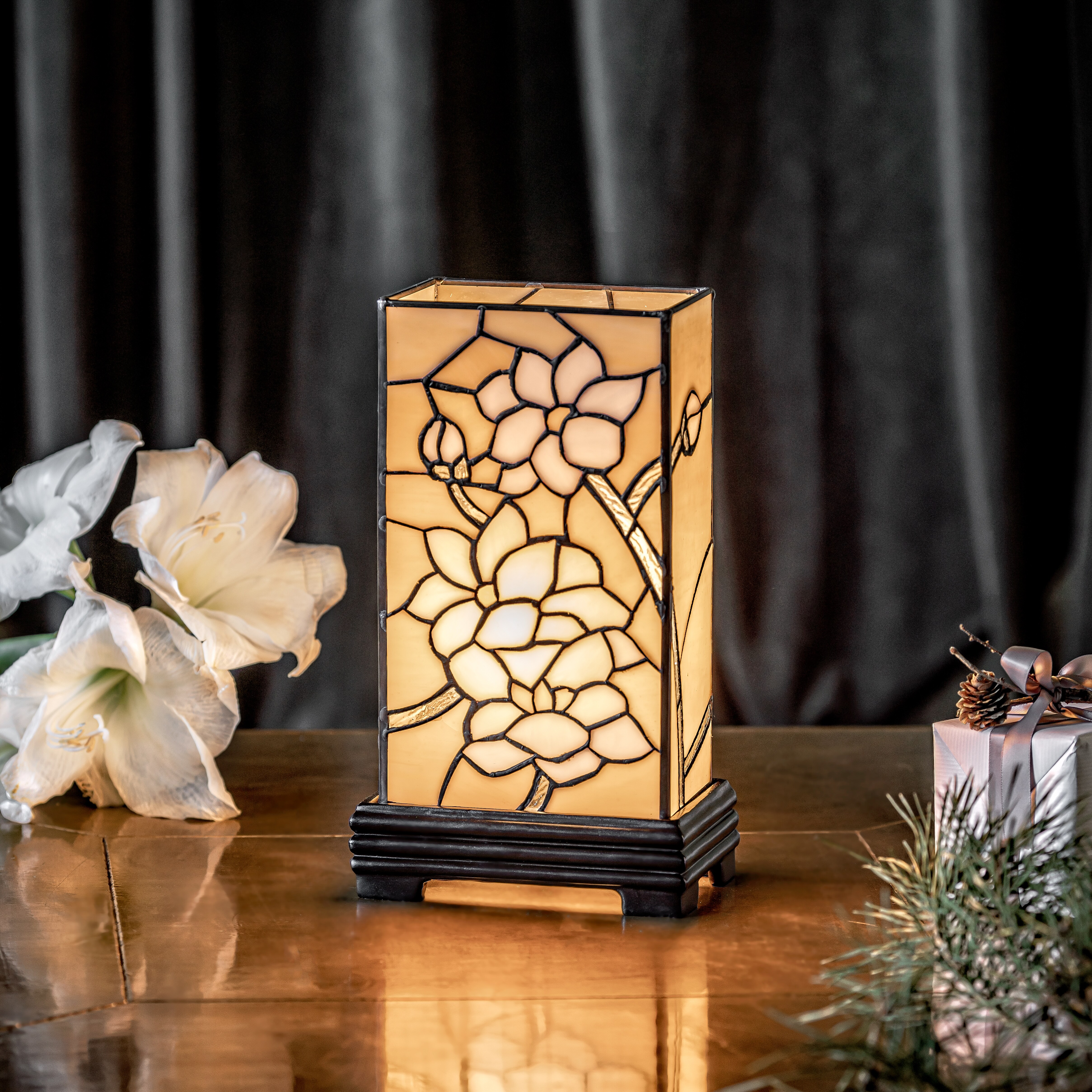 Tiffany Fönsterlampa Magnolia